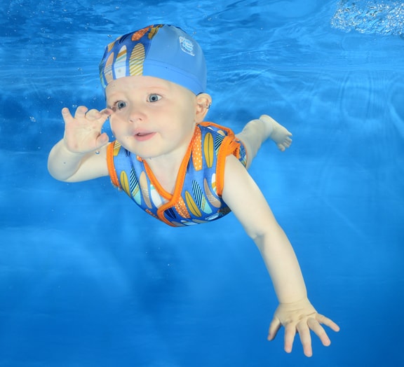 Guru Reviews Lucy and Isla: Baby Wrap, Happy Nappy & Splash Pals Blog